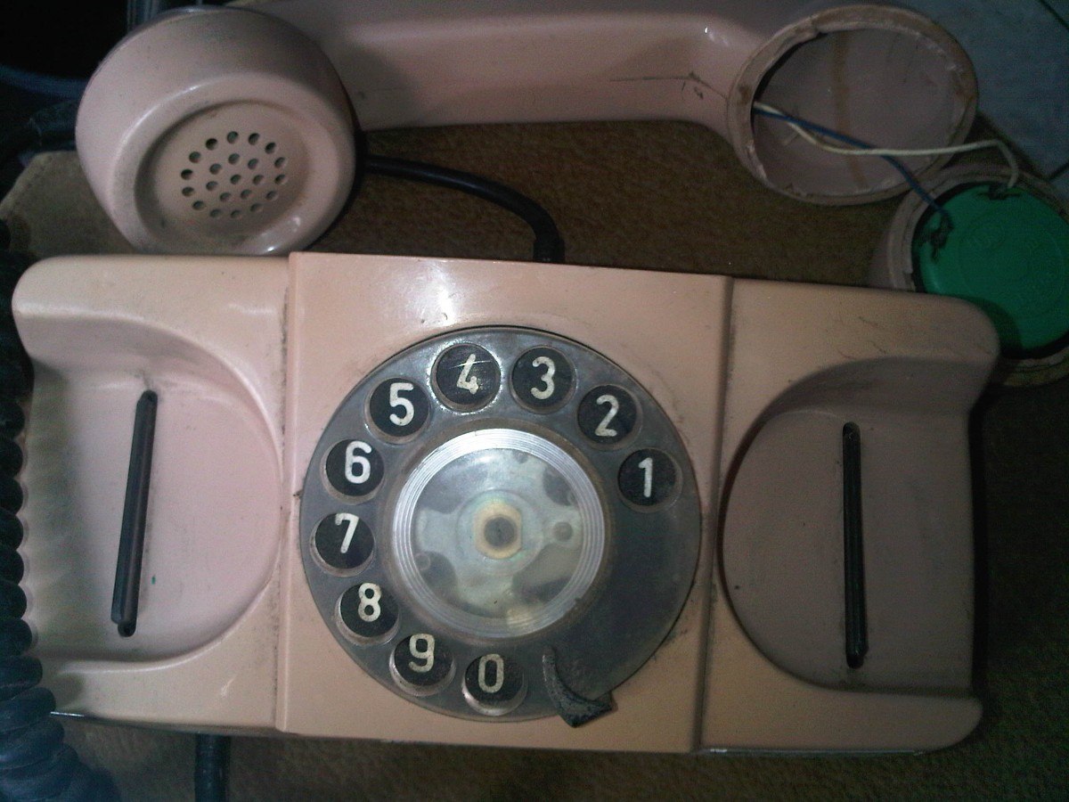 Alô, Foucault? <br> Ligue para um número de telefone desconhecido e conte uma história marcante da sua vida.